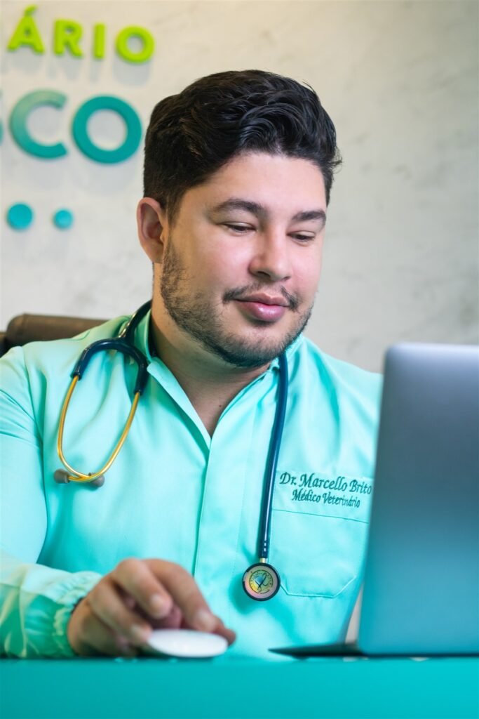 Médico-veterinário com estetoscópio em frente ao computador