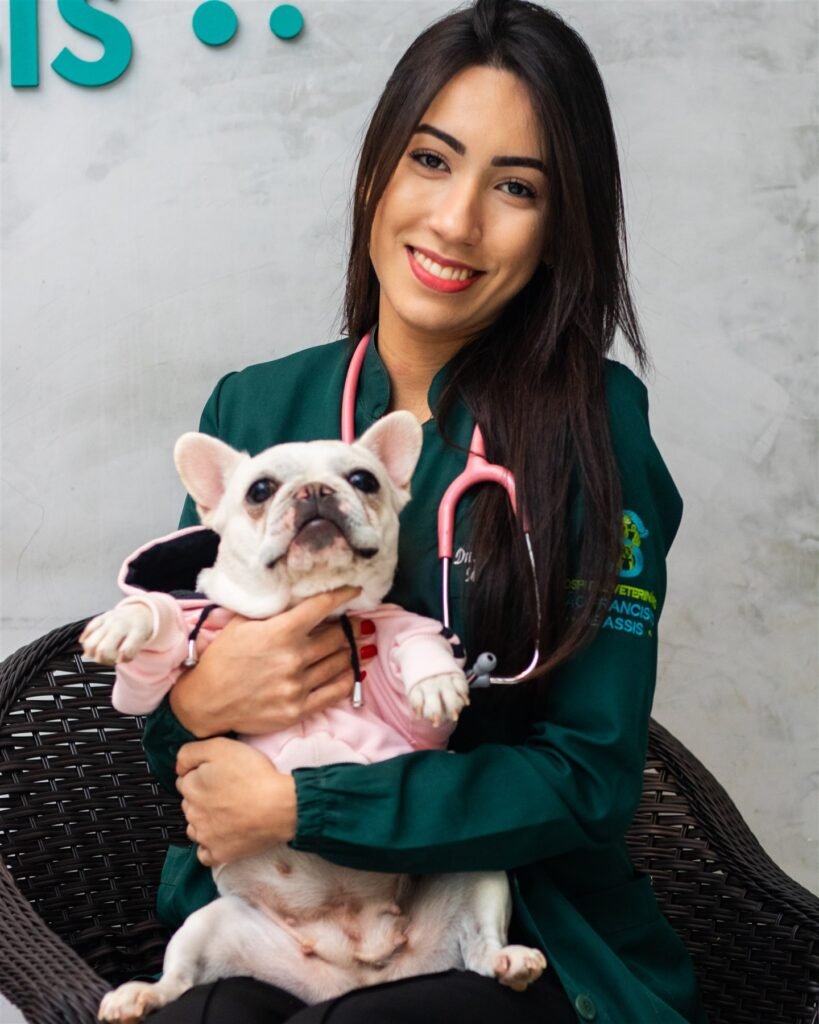 Profissional do hospital com um cão de pelagem clara no colo